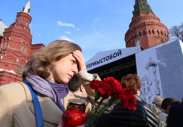 Участница акции памяти и солидарности Питер - Мы с тобой! на Красной площади в Москве