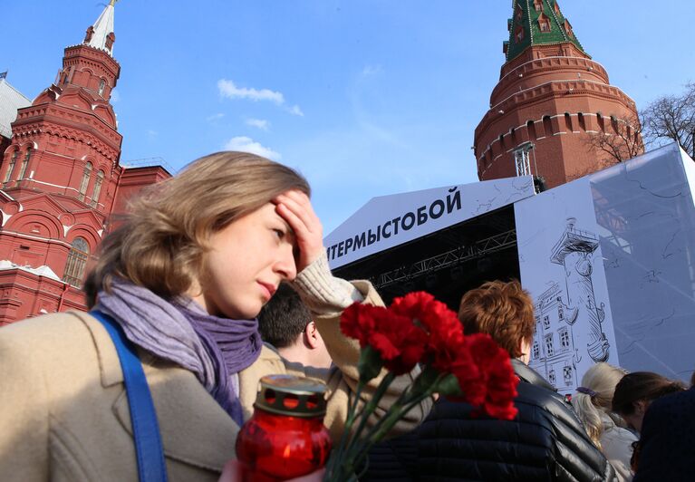 Участница акции памяти и солидарности Питер - Мы с тобой! на Красной площади в Москве