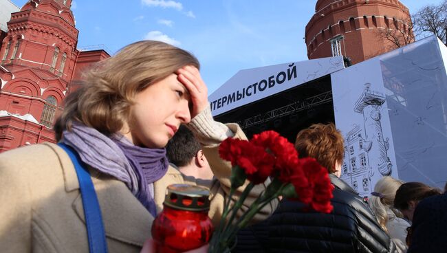 Участница акции памяти и солидарности Питер - Мы с тобой! на Красной площади в Москве