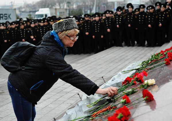 Прощание с погибшими в теракте. Женщина возлагает цветы. Возложение цветов на месте взрыва в СПБ. Женщины возлагают цветы к погибшим Югославии. Россия скорбит по героям.
