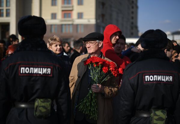 Сотрудники полиции и участники акции памяти и солидарности Питер - Мы с тобой! в Москве