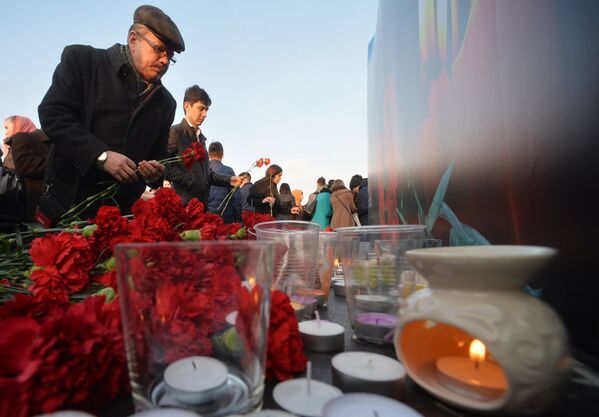 Участники всероссийской акции Вместе против террора возлагают цветы на Кремлевской набережной в Казани в память о жертвах теракта в Санкт-Петербурге