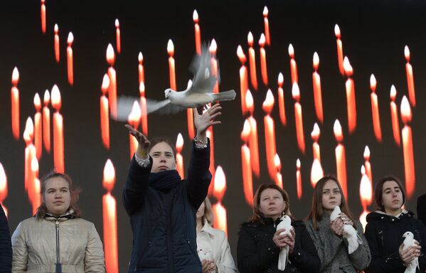 Митинг памяти жертв теракта в метро у станции Технологический институт в Санкт-Петербурге