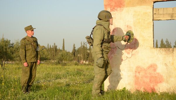 Курсант тренируется пользоваться миноискателем Коршун в филиале Международного противоминного центра вооружённых сил России в Хомсе. Архивное фото