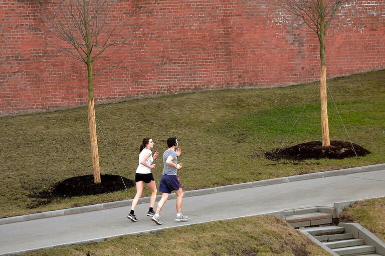 Распространено мнение о том, что бег — это просто, и ему не нужно учиться. Но на самом деле необходимо знать, что у него есть свои правила безопасности Распространено мнение о том, что бег — это просто, и ему не нужно учиться. Но на самом деле необходимо знать, что у него есть свои правила безопасности