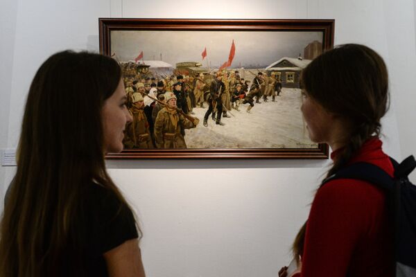 Посетители на открытии выставки Событие, потрясшее мир, посвященной 100-летию революции 1917 года, в Новосибирском государственном художественном музее
