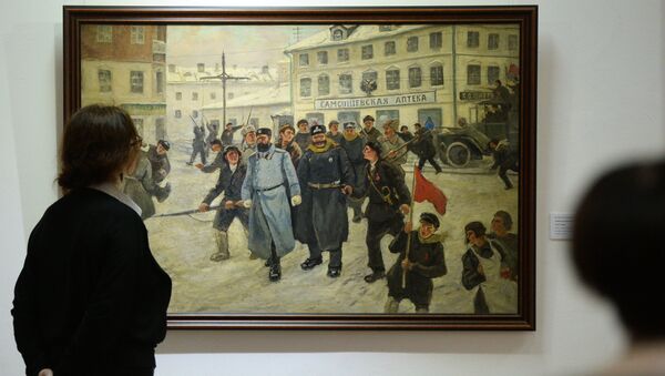 Посетители на открытии выставки Событие, потрясшее мир, посвященной 100-летию революции 1917 года, в Новосибирске