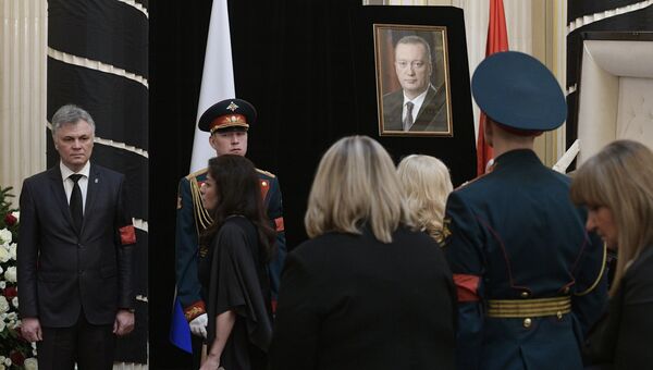На церемонии прощания с сенатором Вадимом Тюльпановым в Санкт-Петербурге. 7 апреля 2017