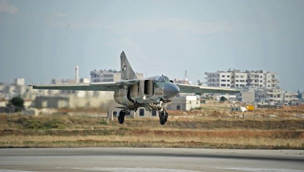Самолет заходит на посадку на сирийской авиабазе Хама