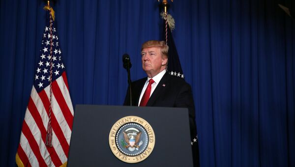 Президент США Дональд Трамп во время обращения из-за ракетных ударов по Сирии в резиденции Мар-а-Лаго в Палм-Бич, штат Флорида. 6 апреля 2017