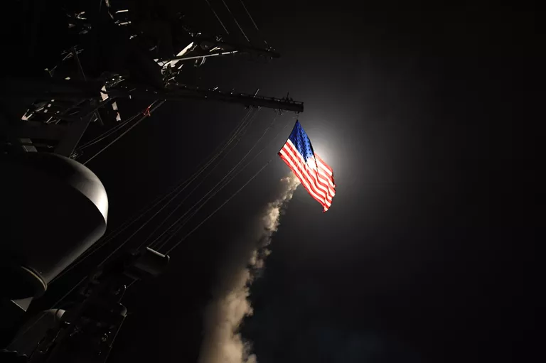 США нанесли ракетный удар по авиабазе в Сирии США нанесли ракетный удар по авиабазе в Сирии