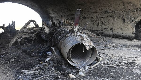 Остов самолета, сгоревшего в результате ракетного удара США по авиабазе в Сирии. 7 апреля 2017
