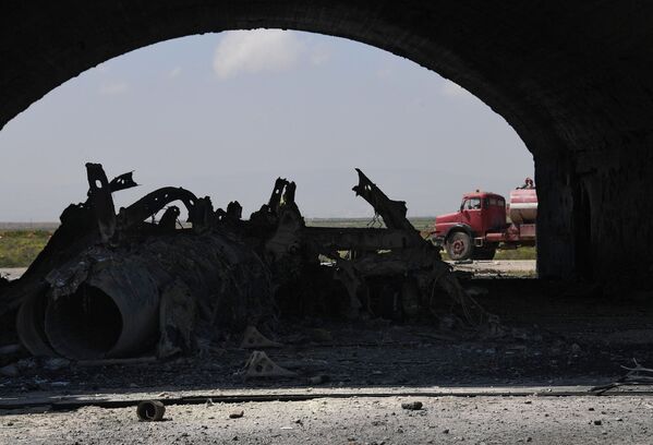 Остов самолета, сгоревшего в результате ракетного удара США по авиабазе в Сирии
