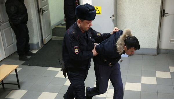 Подозреваемый в соучастии теракта в петербургском метро доставлен в Октябрьский районный суд Санкт-Петербурга. 7 апреля 2017