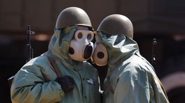 Военнослужащие на боевом посту, одетые в средства химической защиты