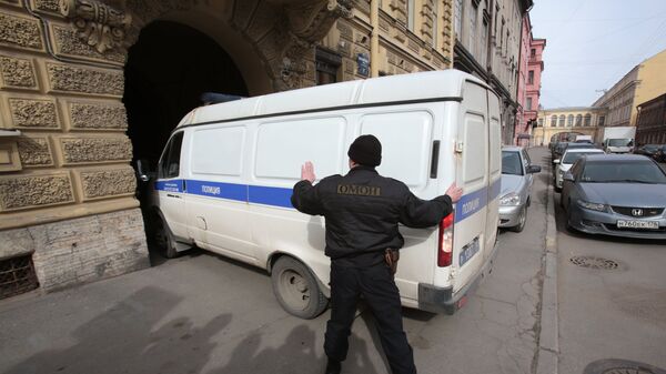 Полицейская автомашина вывозит подозреваемых в соучастии теракта в петербургском метро. Архивное фото