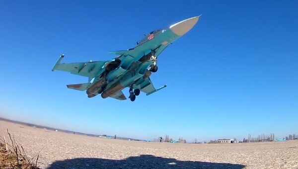 Истребители Су-34 на учениях уничтожили наземные цели фугасными бомбами