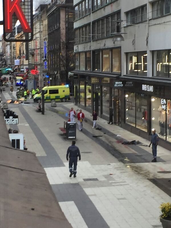 Место наезда грузовика на толпу в Стокгольме. 7 апреля 2017