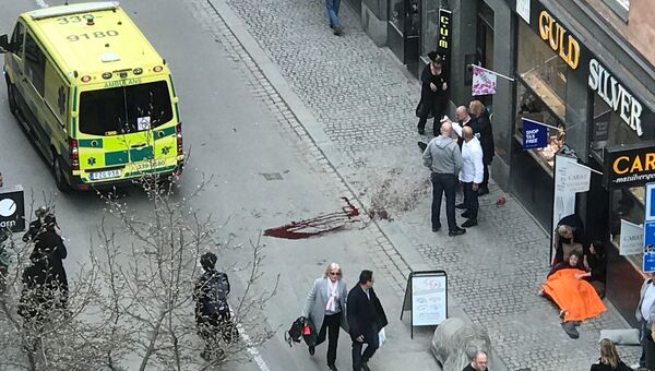 Скорая помощь на улице Дроттнинггатан в Стокгольме после наезда грузовика на людей. 7 апреля 2017