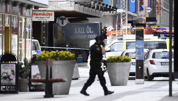 Полицейский на улице Дроттнинггатан в Стокгольме после наезда грузовика на людей. Архивное фото