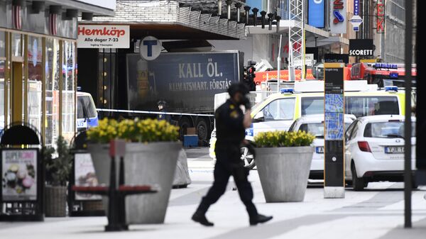 Полицейский на улице Дроттнинггатан в Стокгольме после наезда грузовика на людей. Архивное фото