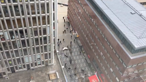 Люди убегали от места наезда грузовика на толпу пешеходов в Стокгольме