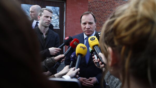 Премьер-министр Швеции Стефан Левен выступает с заявлением после наезда грузовика на людей на улице Дроттнинггатан в Стокгольме. 7 апреля 2017