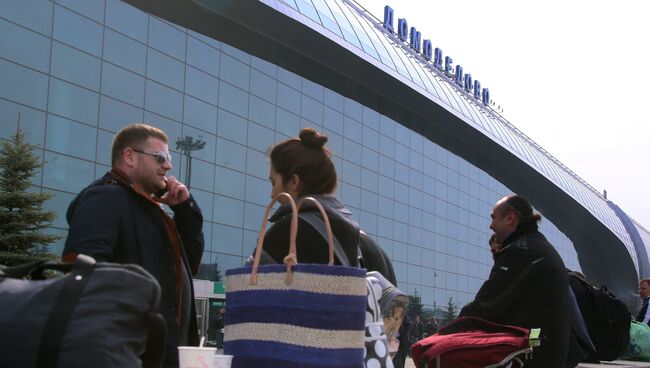 Пассажиры перед терминалом в аэропорту Домодедово. Архивное фото
