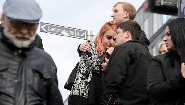 Молодые люди, эвакуированные с центрального вокзала в Стокгольме после наезда грузовика на людей на улице Дроттнинггатан. 7 апреля 2017