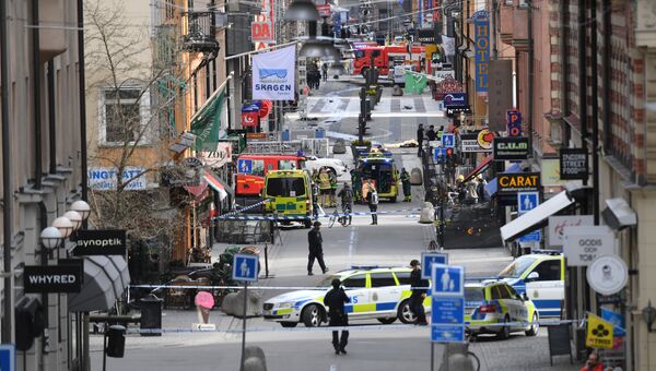 Вид улицы Дроттнинггатан в Стокгольме после наезда грузовика на людей. 7 апреля 2017