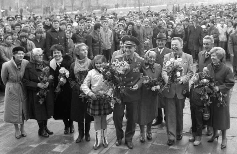 Летчики-космонавты Владимир Джанибеков и Георгий Гречко во время встречи с родными в Звездном городке после возвращения из космического полета