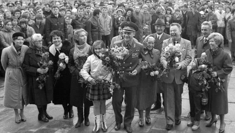 Летчики-космонавты Владимир Джанибеков и Георгий Гречко во время встречи с родными в Звездном городке после возвращения из космического полета