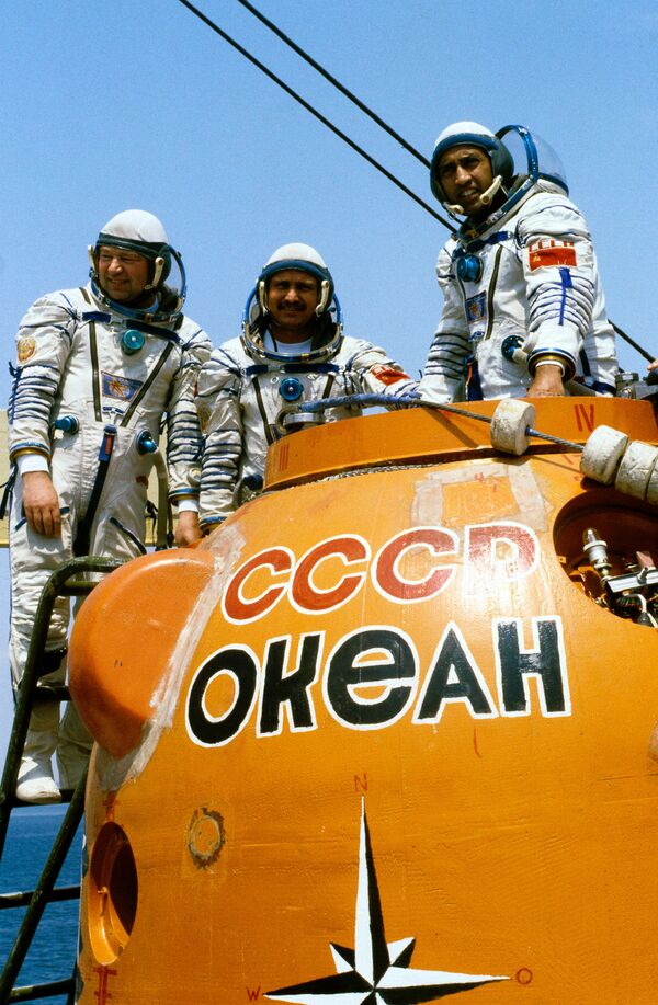 Советско-индийский космический экипаж во время тренировки