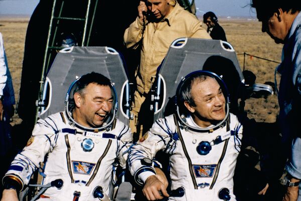 Летчики-космонавты Владимир Джанибеков и Георгий Гречко после приземления