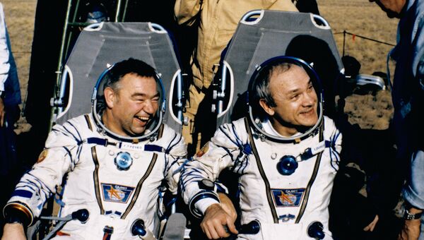 Летчики-космонавты Владимир Джанибеков и Георгий Гречко после приземления