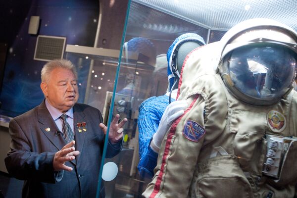 Космонавт Георгий Гречко рассказывает об одном из экспонатов на выставке Они были первыми в Москве
