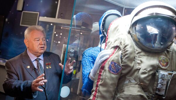 Космонавт Георгий Гречко рассказывает об одном из экспонатов на выставке Они были первыми в Москве