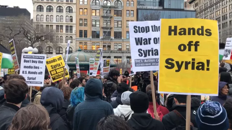 Руки прочь от Сирии – в США прошли протесты против авиаудара по базе Шайрат Руки прочь от Сирии – в США прошли протесты против авиаудара по базе Шайрат