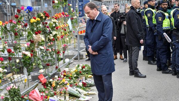Глава правительства Швеции Стефан Лёвен возложил цветы на месте теракта в Стокгольме