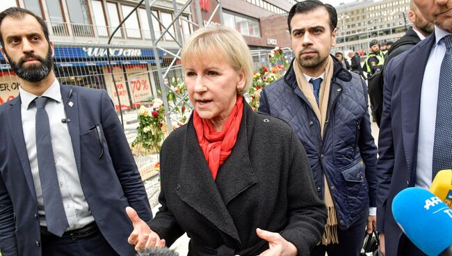 Глава МИД Швеции Маргот Валльстрём посетила место теракта в Стокгольме