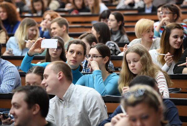 Участники во время ежегодной акции по проверке грамотности Тотальный диктант — 2017 в аудитории Московского педагогического университета