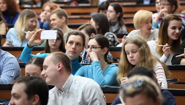 Участники во время ежегодной акции по проверке грамотности Тотальный диктант — 2017 в аудитории Московского педагогического университета