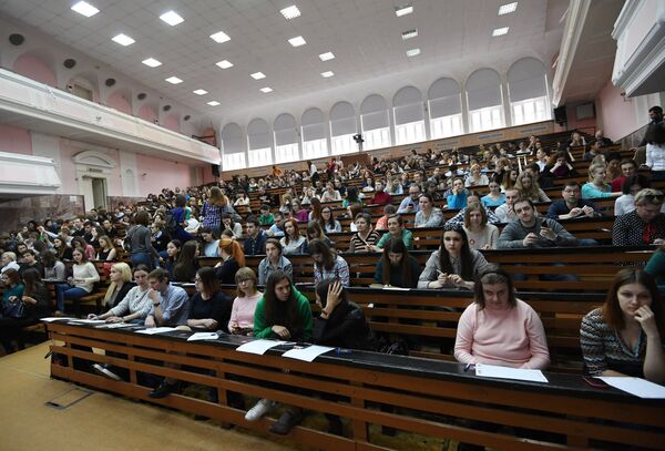 Участники во время ежегодной акции по проверке грамотности Тотальный диктант — 2017 в аудитории Московского педагогического государственного университета