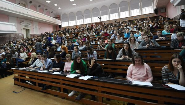 Участники во время ежегодной акции по проверке грамотности Тотальный диктант — 2017 в аудитории Московского педагогического государственного университета