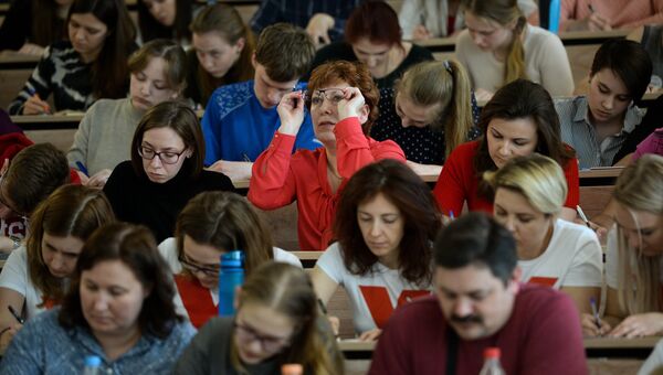 Участники во время ежегодной акции по проверке грамотности Тотальный диктант — 2017 в аудитории Новосибирского государственного университета в Новосибирске