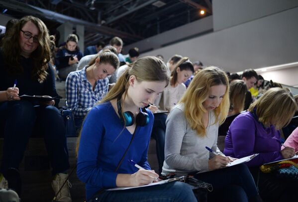 Участники ежегодной акции по проверке грамотности Тотальный диктант — 2017 в Москве