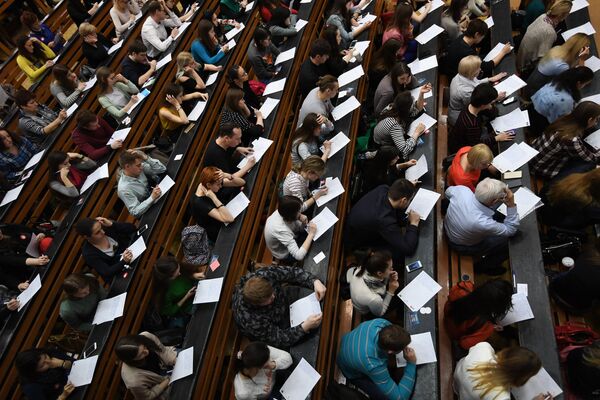 Участники во время ежегодной акции по проверке грамотности Тотальный диктант — 2017 в аудитории Московского государственного педагогического университета