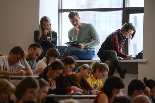 Участники во время ежегодной акции по проверке грамотности Тотальный диктант — 2017 в аудитории Новосибирского государственного университета в Новосибирске
