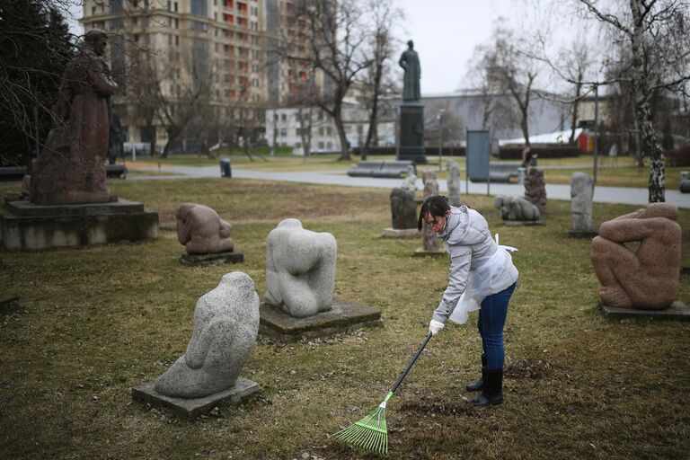 Участница общегородского субботника За чистоту искусства в парке Музеон