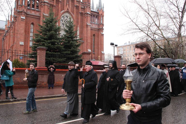 Крестный путь по улицам Москвы